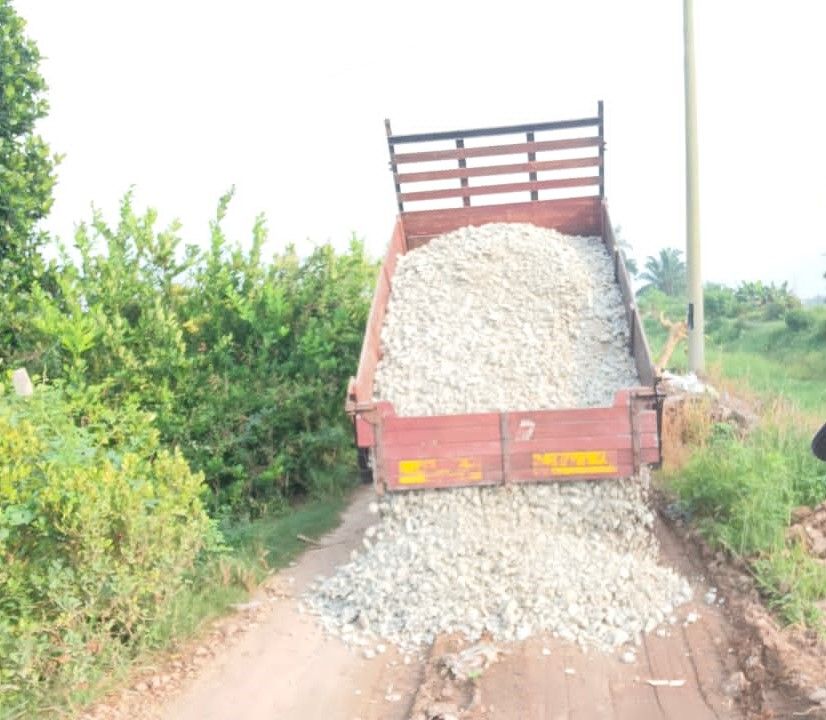 黄瑞林紧急拨款1万 修补适耕庄A村稻田路