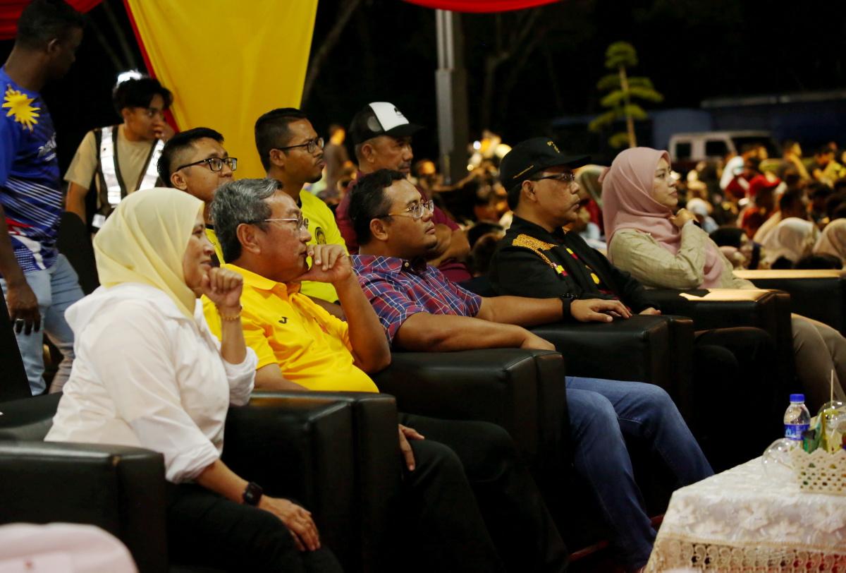 MB joins over 5,000 fans to watch first AFF Cup semi-final match