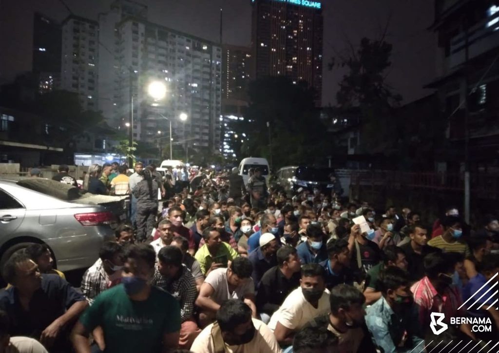 பங்களாதேச தொழிலாளர்களின் விசா கையாளும் நிறுவனங்களின் சேவைகளை அரசாங்கம் நிறுத்துகிறது