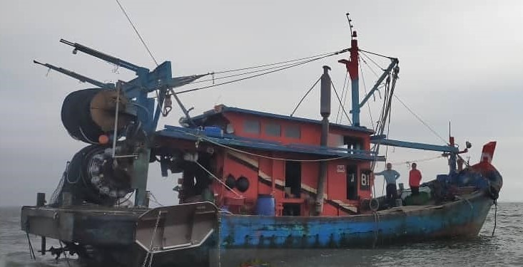 APMM Selangor tahan bot nelayan gajikan pekerja asing tanpa permit
