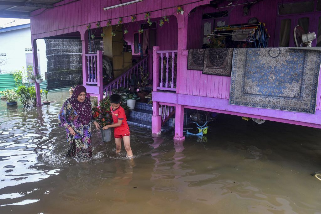 வெள்ளத்தில் பாதிக்கப்பட்ட சுங்கை பூலோ வட்டார மக்களுக்கு எம்.பி.ஐ. உதவி