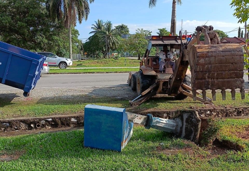 எம்.பி.கே.எல். துப்புரவு இயக்கத்தில் பயன்படுத்தப்படாத 32 தொலைபேசிக் கூண்டுகள்