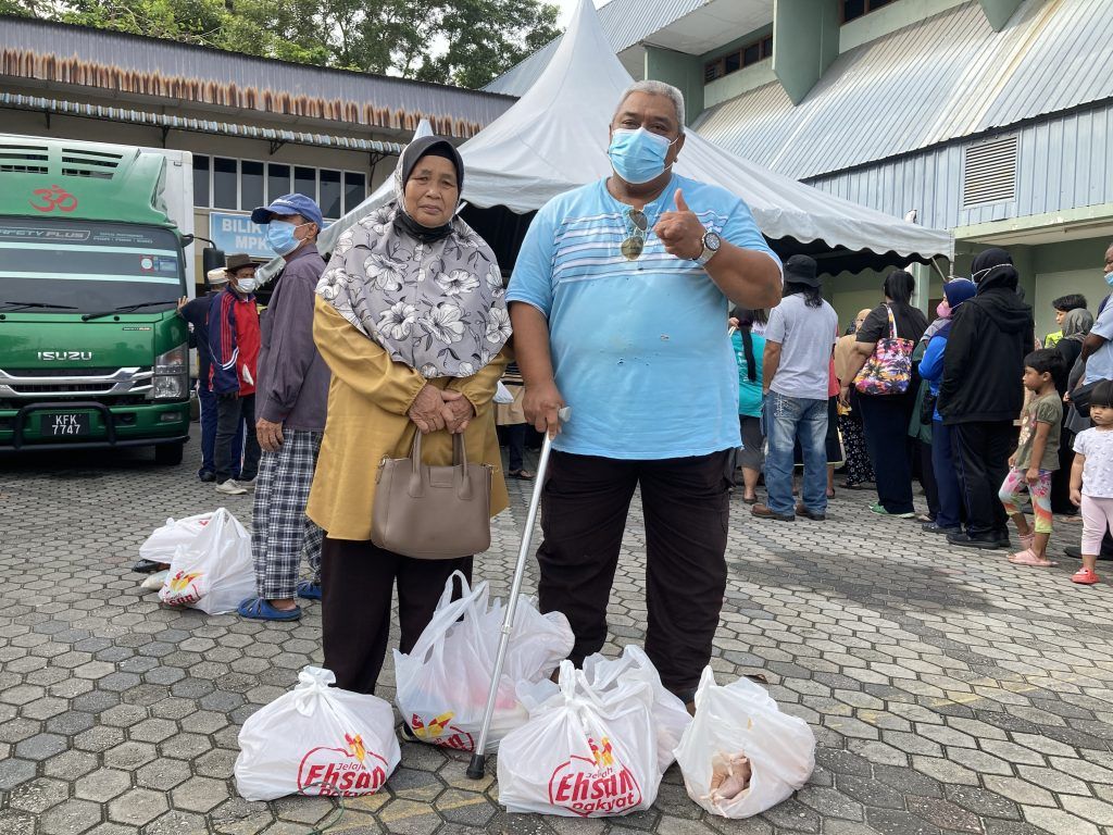 中路区人民市集反应太热烈 设特别通道方便长者采买