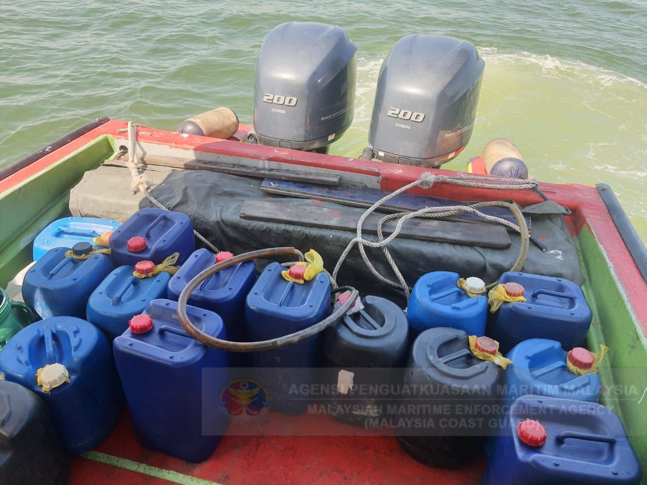 பயணிகள் படகிலிருந்து பெட்ரோல் பறிமுதல்- இருவர் கைது