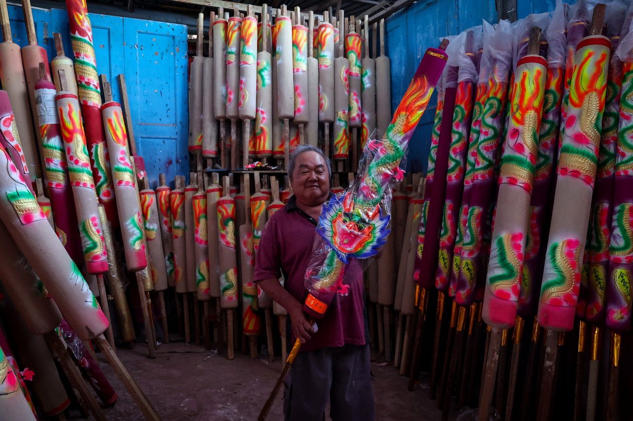 Pembuat colok tradisional tidak menang tangan sempena Tahun Baharu Cina