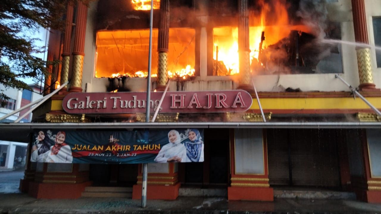 祝融光顾知名服装店  店面80%烧毁无人伤亡