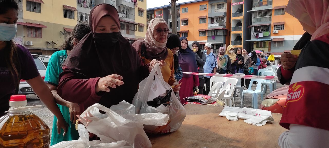 Jualan murah manfaatkan hampir 400 penduduk sekitar Pangsapuri Merak, Selayang
