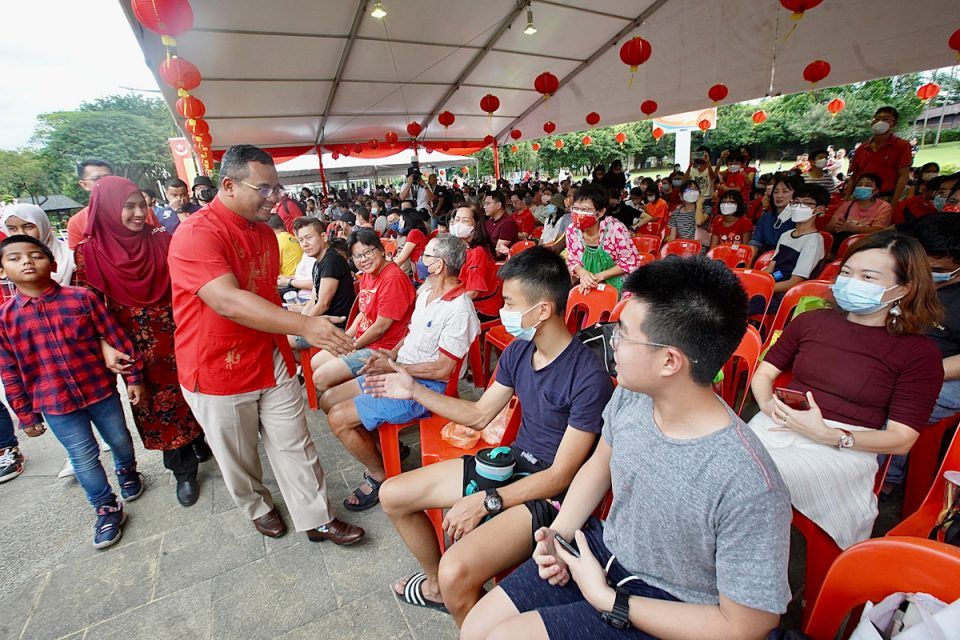 雪大臣与民众大拜年 场面乐融融.增进文化交流