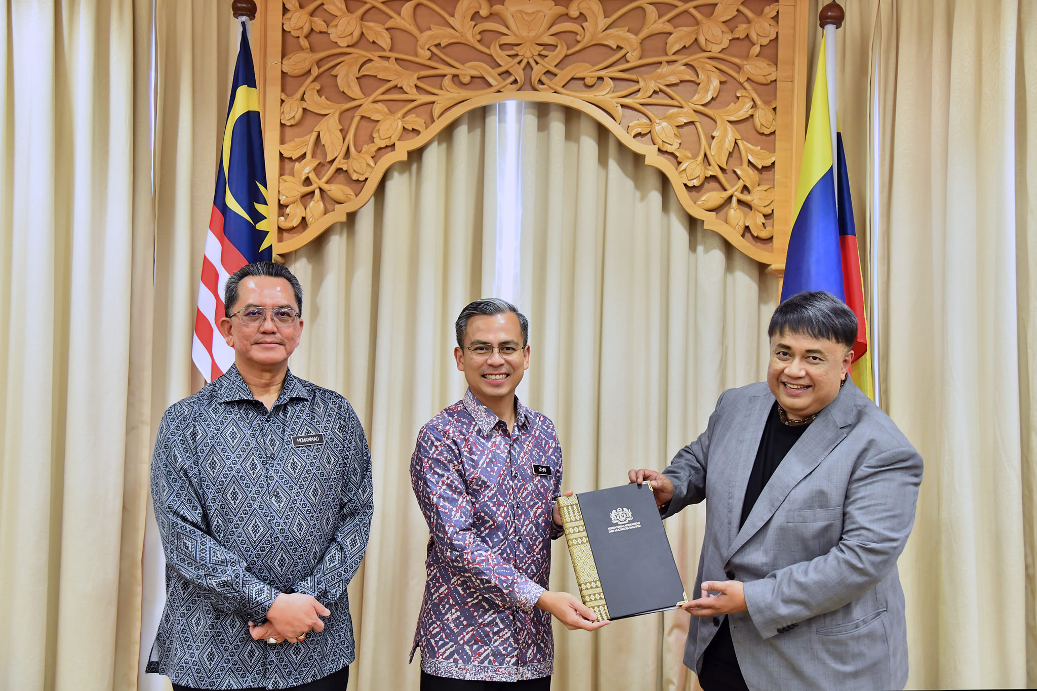 Minister congratulates Suhaimi Sulaiman on appointment as broadcasting D-G