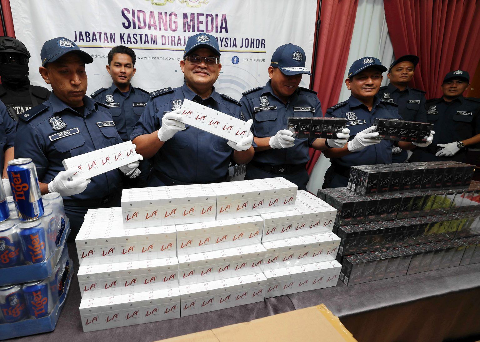 நான்கு ஆடவர்கள் கைது- ஒரு கோடி வெள்ளி மதிப்புள்ள கடத்தல் சிகிரெட் பறிமுதல்