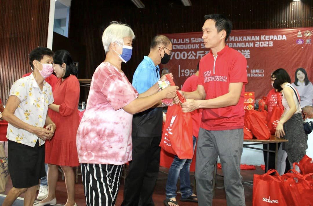 700 keluarga dapat beg makanan sempena Tahun Baharu Cina