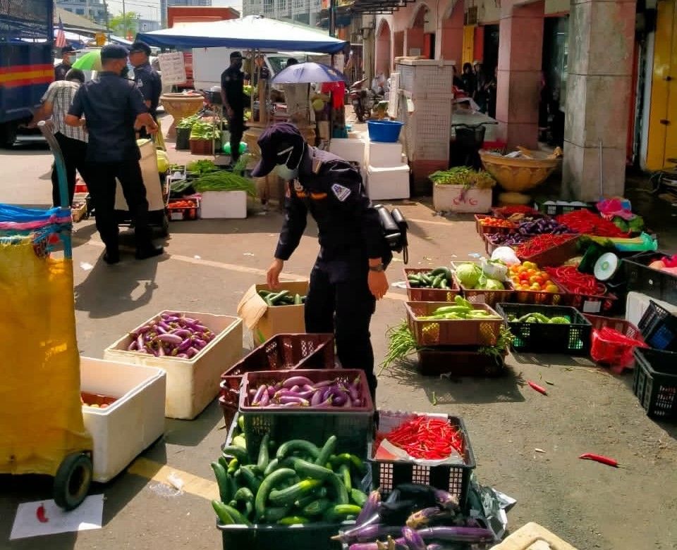 外籍小贩占地做生意 士拉央市会拉大队取缔