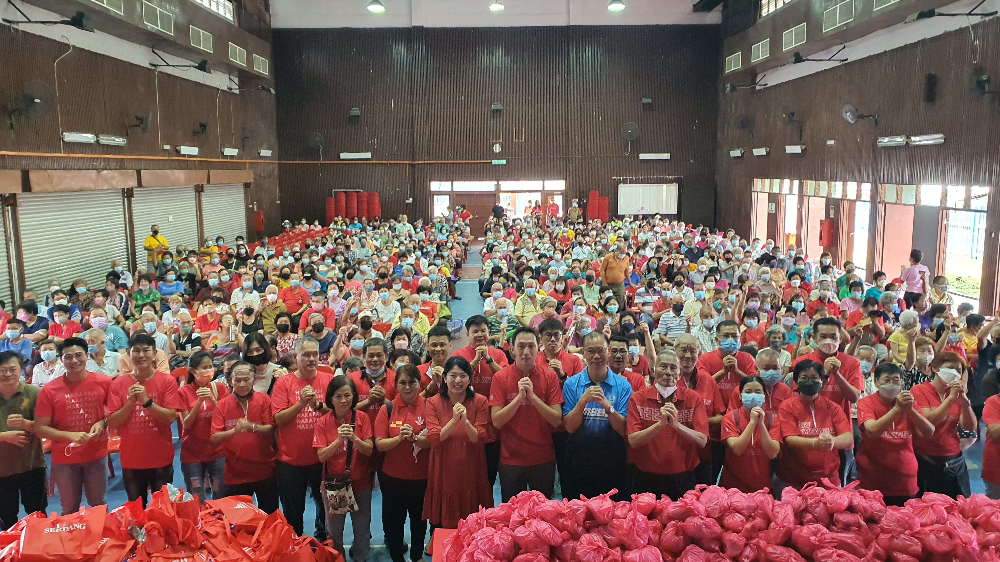 欧阳捍华与杨美盈配合新春到来 向沙登村民派700公斤猪肉