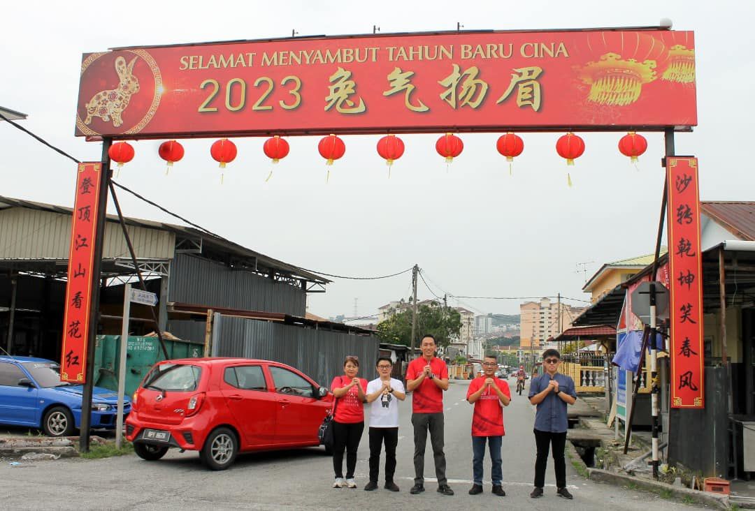 大红灯笼高高挂牌楼换新装 沙登新村喜气洋洋贺新岁！