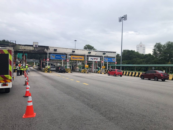 Bas persiaran terbakar, 44 pelancong dan pemandu selamat