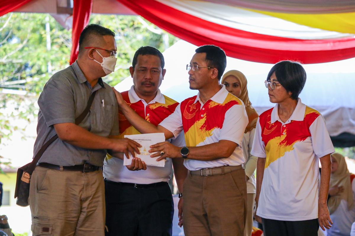Next of kin of Batang Kali landslide victims receive financial aid courtesy of Selangor government