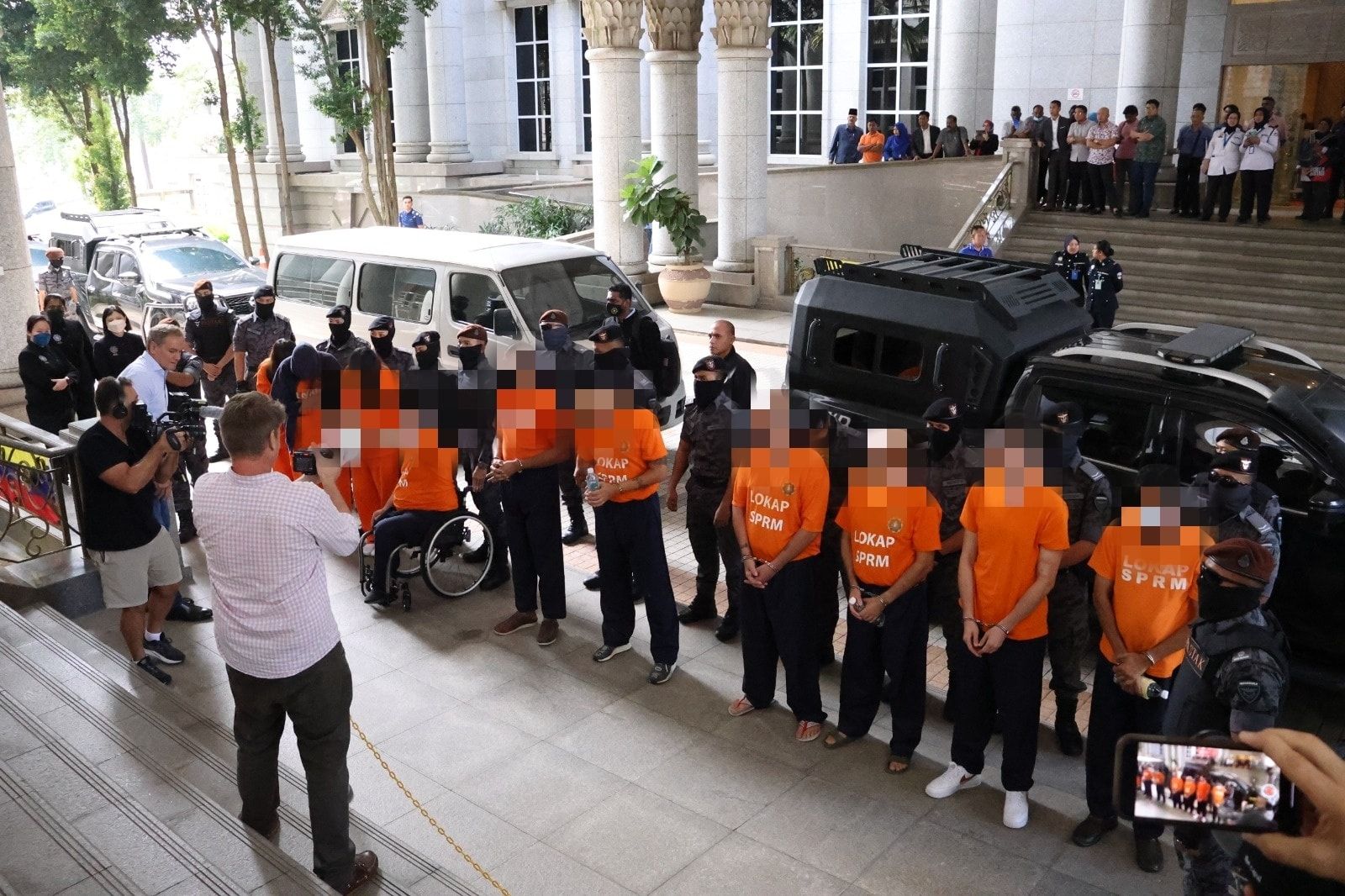 移民局反贪会瓦解英国人为首诈骗集团 逮捕33人