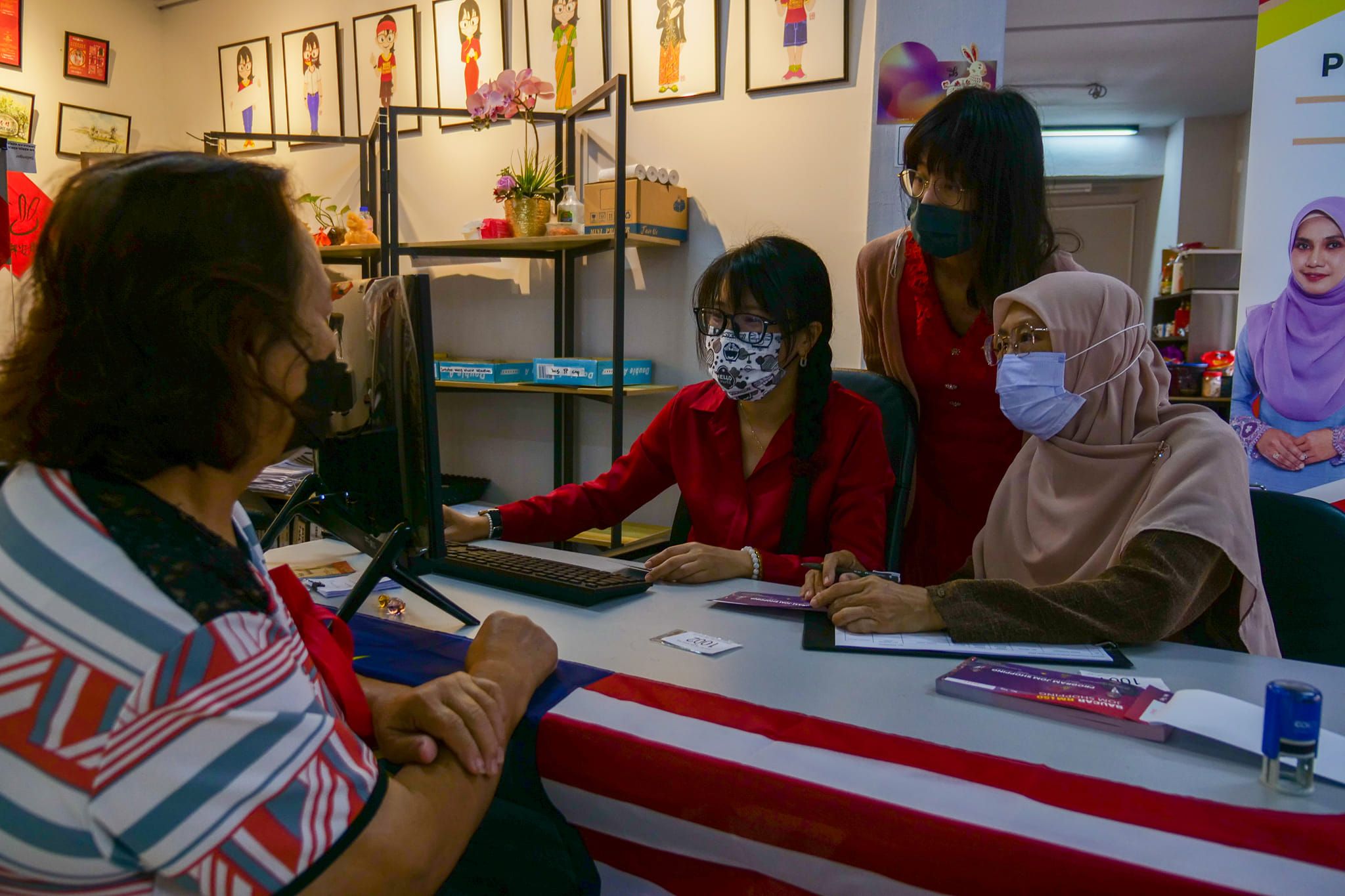 无拉港州选区昨派出 167张150元乐龄购物券