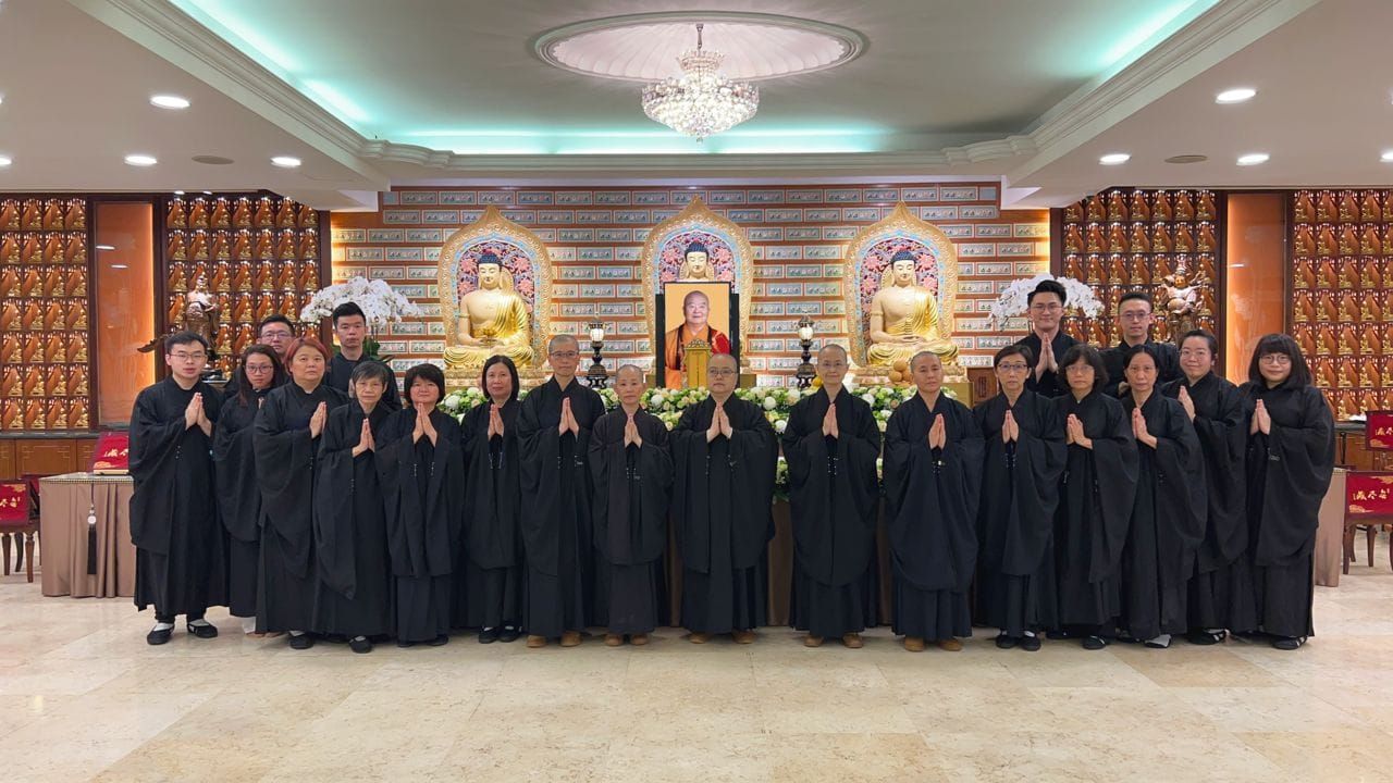 我国3佛寺供弔唁星云 邓章钦昨到仁嘉隆献花抄经