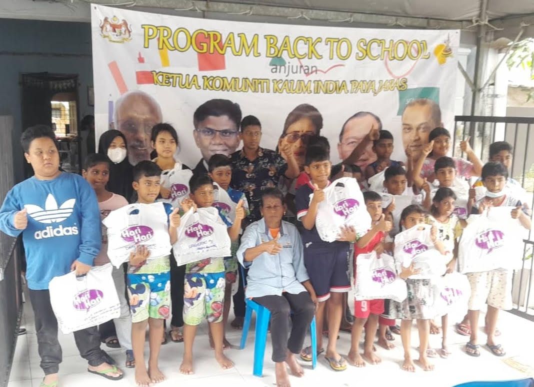 பாயா ஜெராஸ் இந்தியச் சமூகத் தலைவரின் ஏற்பாட்டில் மாணவர்களுக்குச் சீருடைகள் விநியோகம்