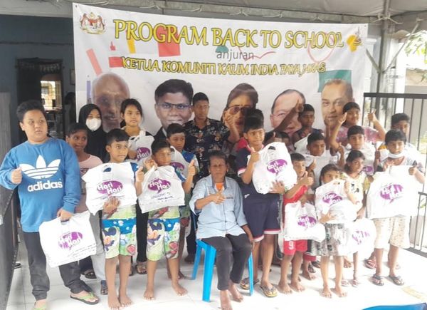 பாயா ஜெராஸ் இந்தியச் சமூகத் தலைவரின் ஏற்பாட்டில் மாணவர்களுக்குச் சீருடைகள் விநியோகம்