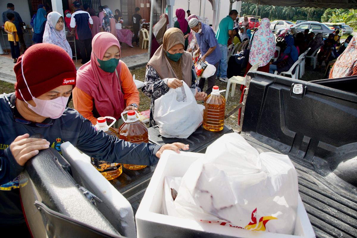 Trak bawa barangan asas jadi tumpuan penduduk dalam program jualan murah