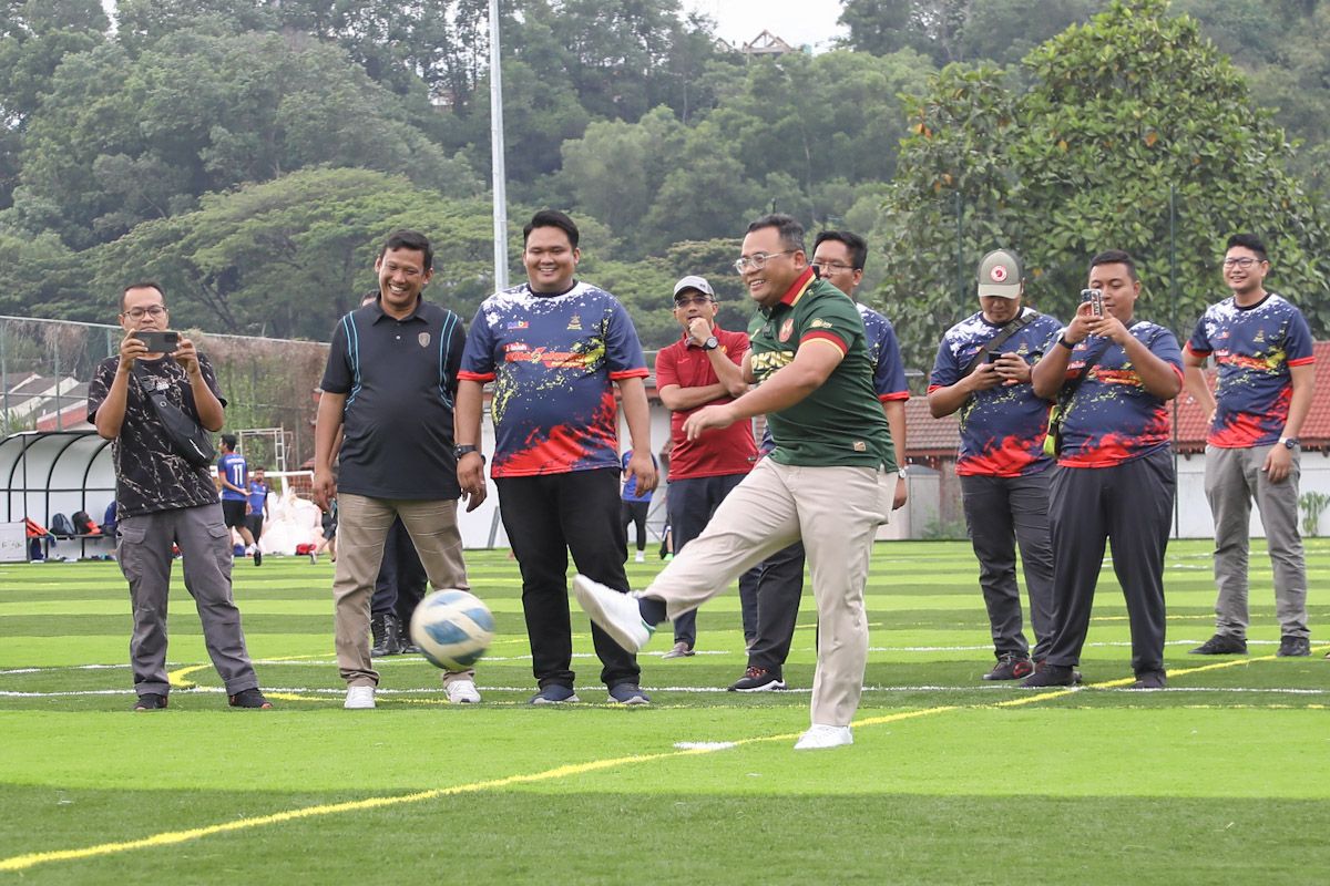 MB tunjuk bakat main badminton, sepak penalti, ramai beri sorakan