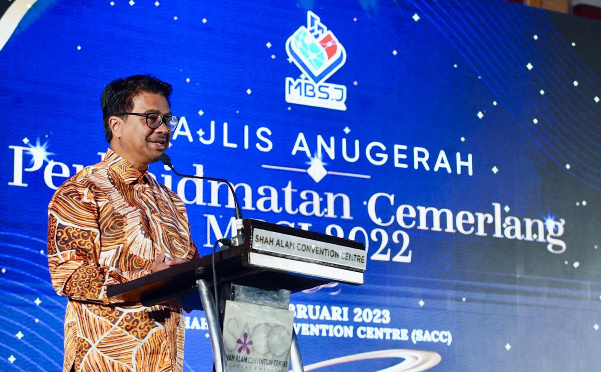 Always prioritise professionalism, put people first, Selangor civil servants told