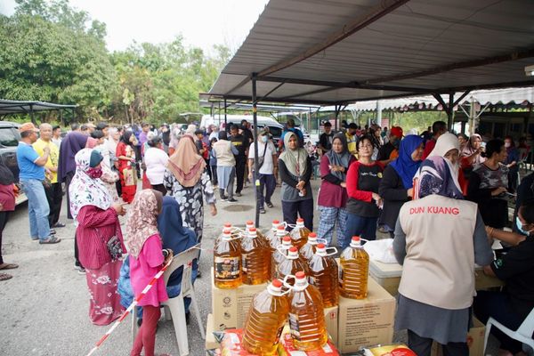 轰埠州选区有意办更多场市集 让居民买到便宜食材