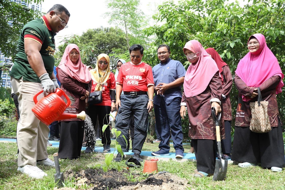 உலு கிளாங் தொகுதி சேவை மையத்தில் மூலிகைத் தோட்டம்- மந்திரி புசார் பாராட்டு