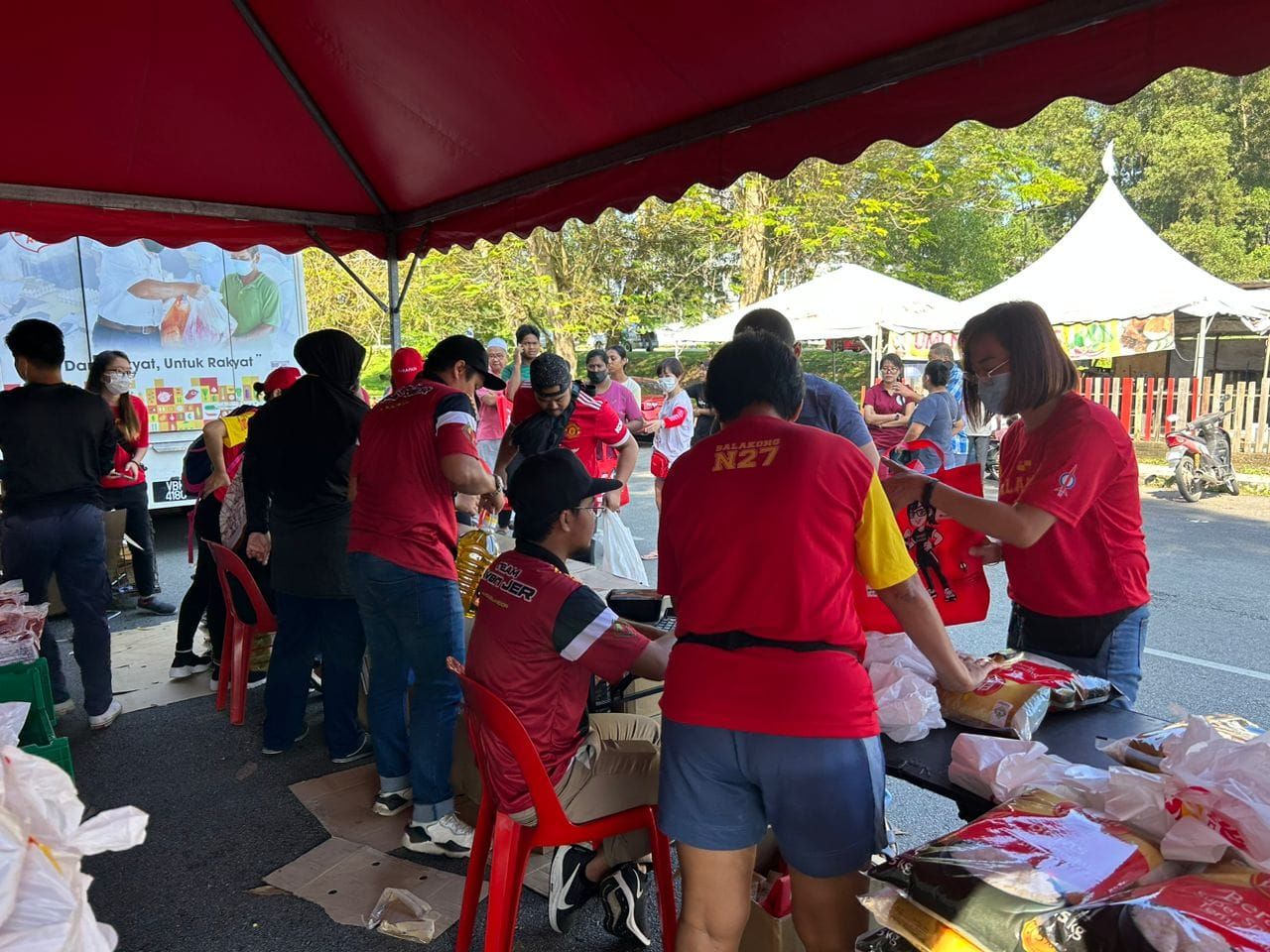 雪人民市集周四到蕉赖百马花园 便宜卖鸡.蛋.米.油等