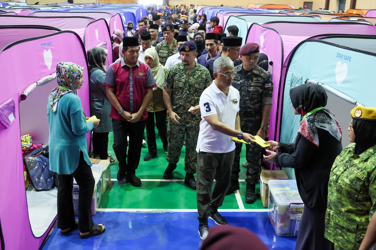 King calls on Malaysians to help the needy, victims of disasters