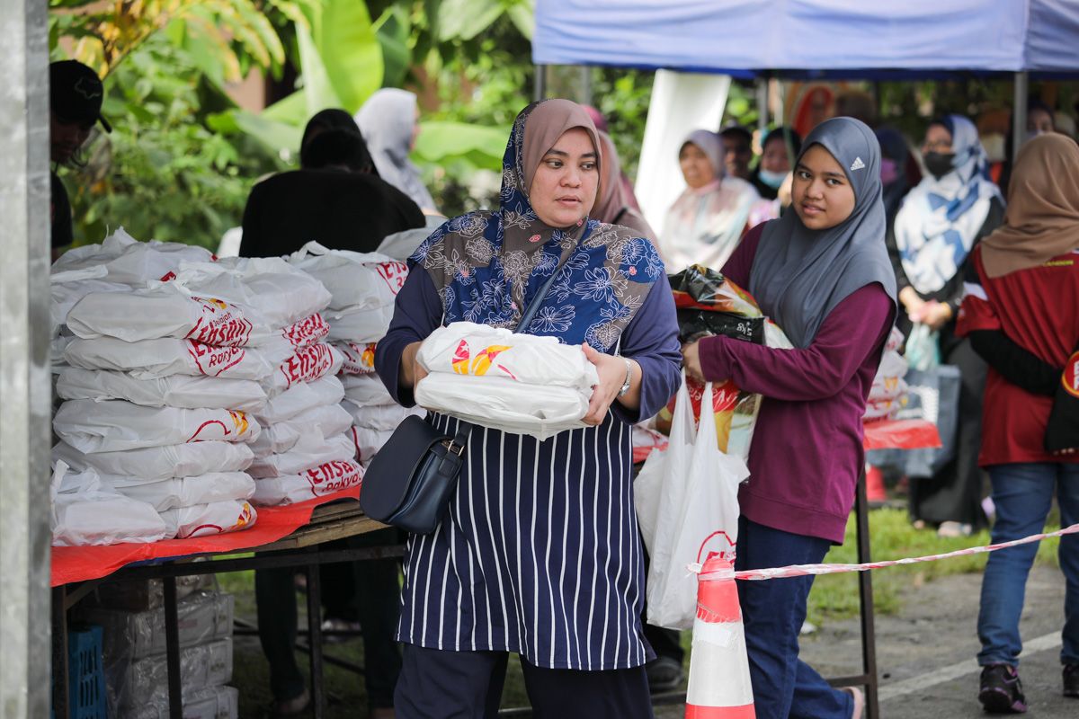 Warga emas, suri rumah minta awalkan jualan murah, tidak lama berbelanja