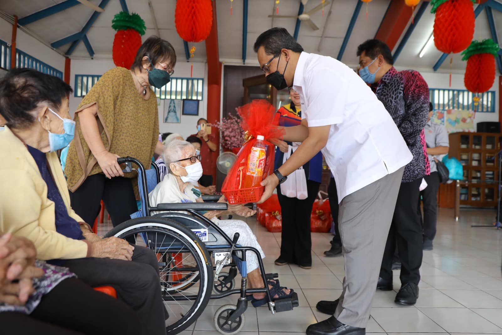 MBSA santuni 35 warga emas huni rumah kebajikan sempena Tahun Baharu Cina
