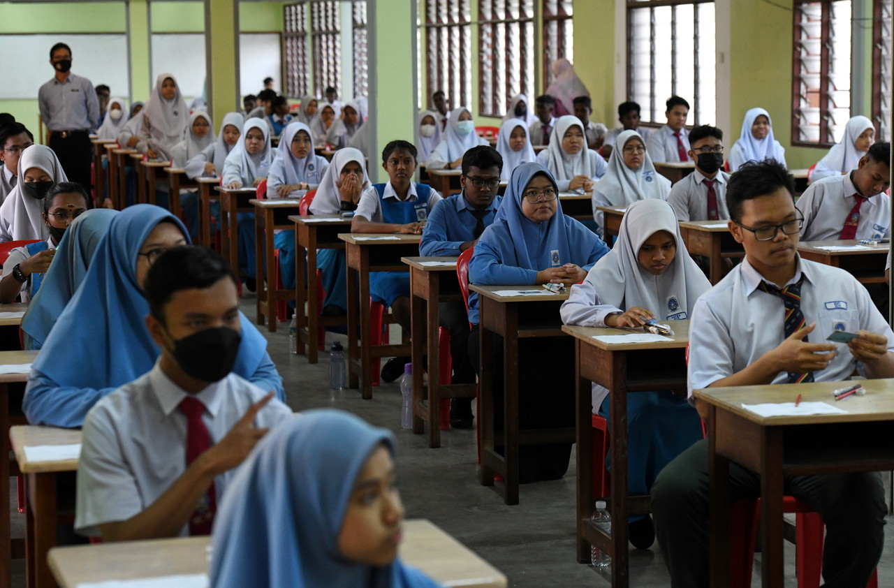Dewan Rakyat passes bill to make secondary education compulsory