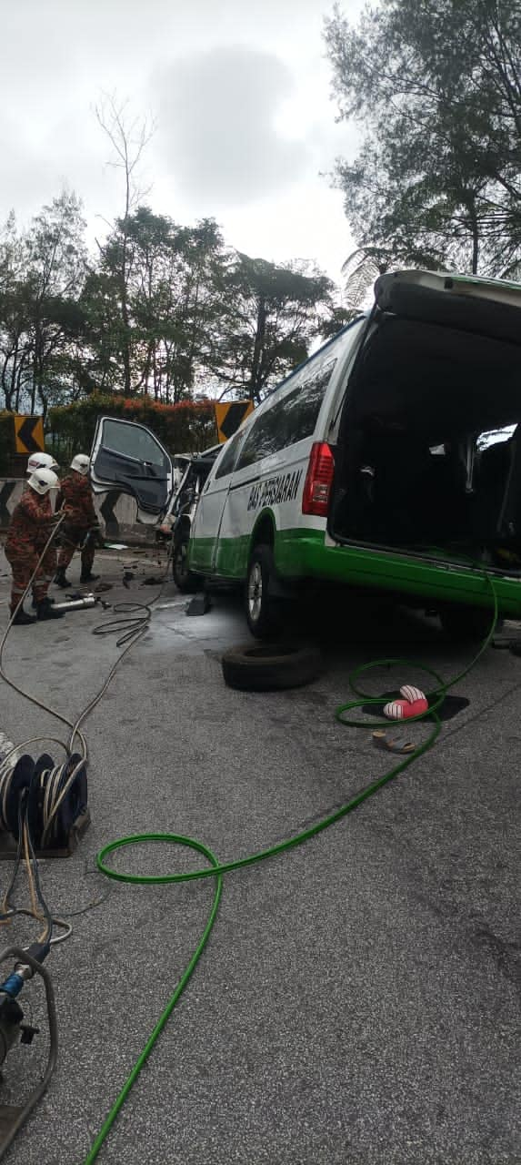 6 maut, 8 cedera nahas van di laluan turun Genting Highlands - Kuala Lumpur