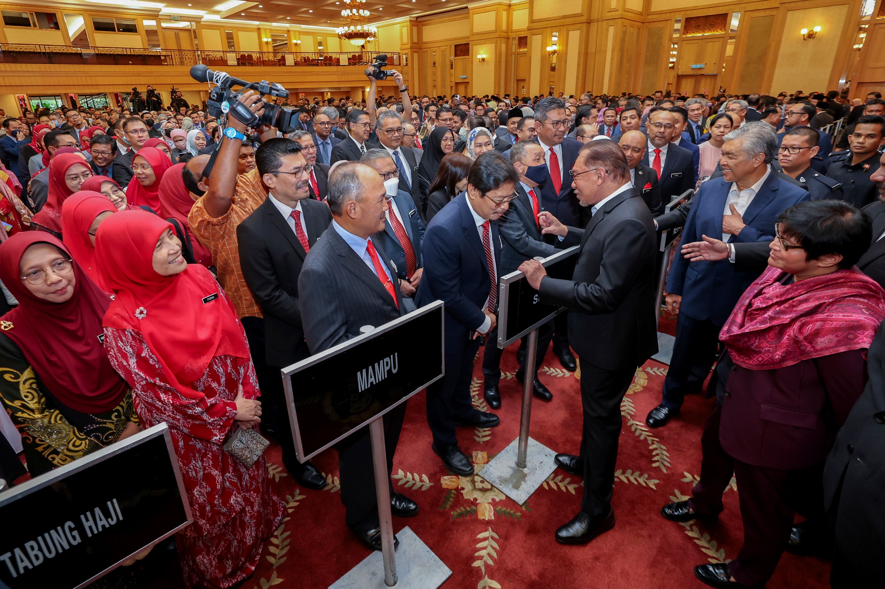 促内阁及公仆以团队精神  安华：贯彻诚信摆脱失误