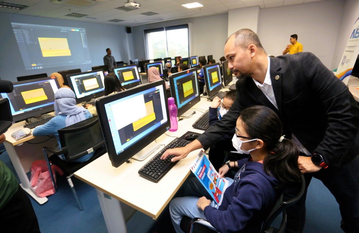 இ-ஸ்போர்ட்ஸ் கேம் மேம்பாட்டுத்துறையை ஒரு தொழிலாக ஆராய இளைஞர்கள் ஊக்குவிக்கப்படுகிறார்கள்