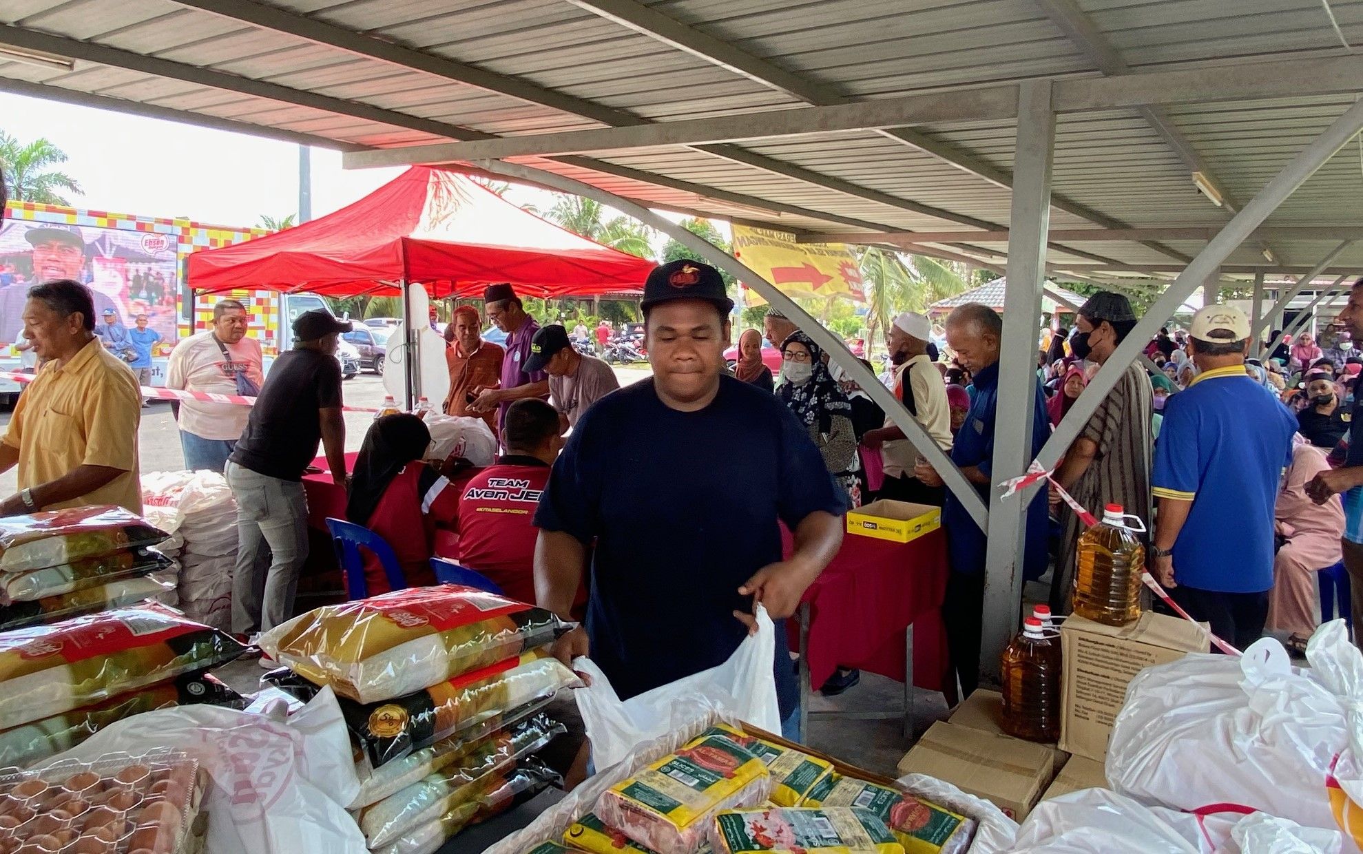 Pengunjung puji layanan petugas, jualan murah di perkarangan masjid selesa