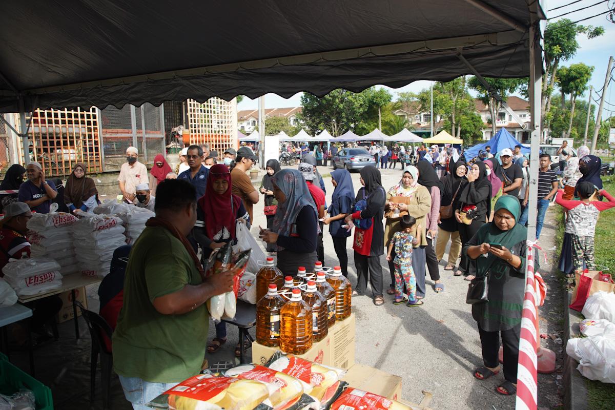 300 ayam, 200 papan telur terjual dalam sejam di jualan murah DUN Jeram