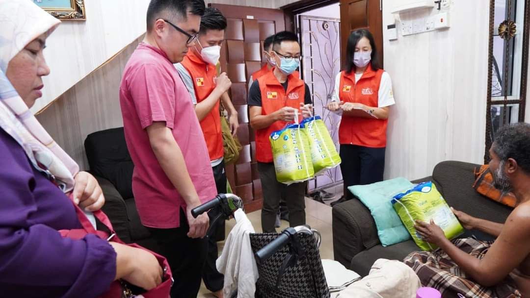 DUN Rawang laksana jelajah kebajikan, bantu warga emas, pesakit memerlukan