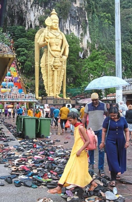 பத்துமலைத் திருத்தலத்தில் டன் கணக்கில் தவறவிட்ட காலணிகள்- துப்புரவுப் பணியாளர்களுக்குப் புதியப் பிரச்சனை