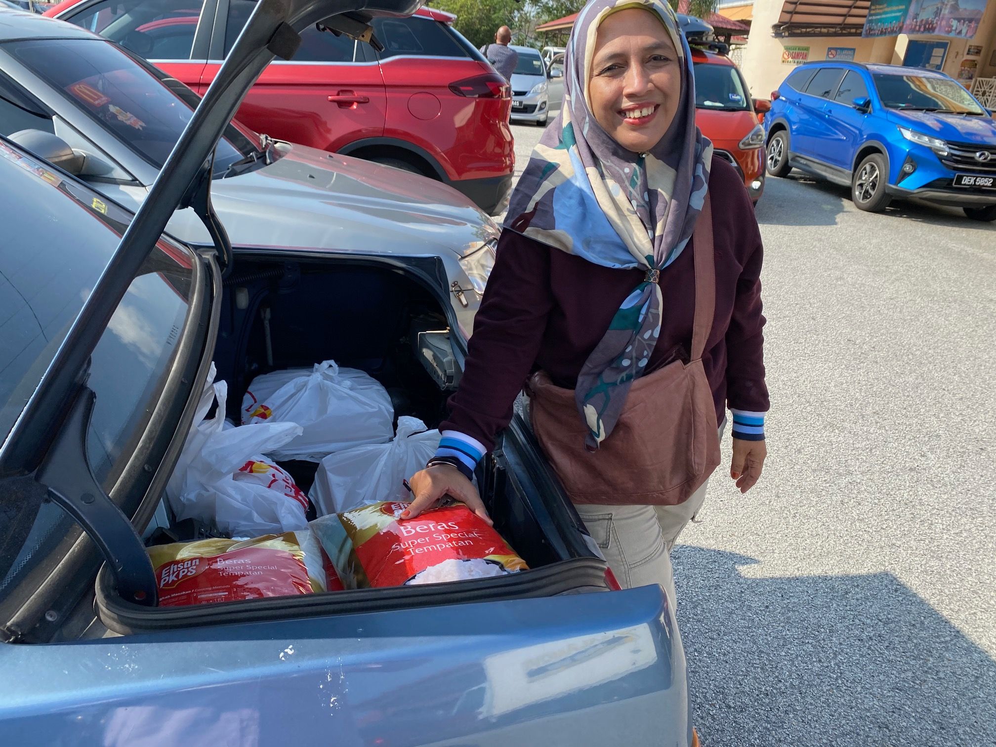 Suri rumah borong beras di jualan murah, sumbang kepada asnaf, B40