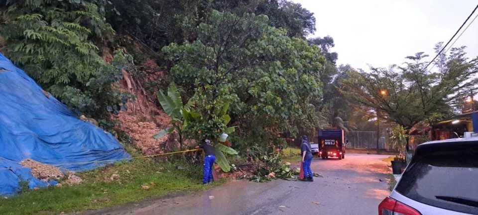 豪雨冲塌蒲种武吉古仔花园山坡 所幸无人伤亡