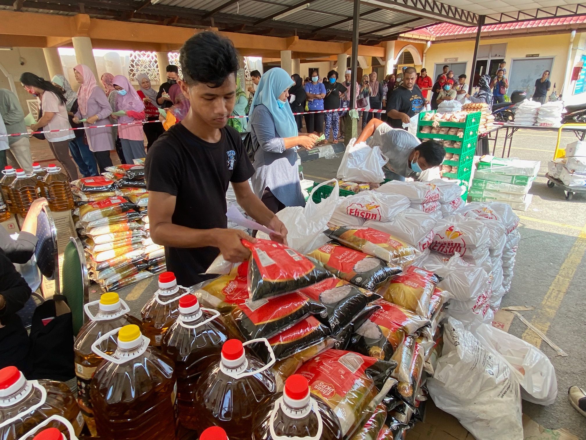 180 pek daging, 150 kampit beras terjual dalam 40 minit jualan murah di DUN Rawang