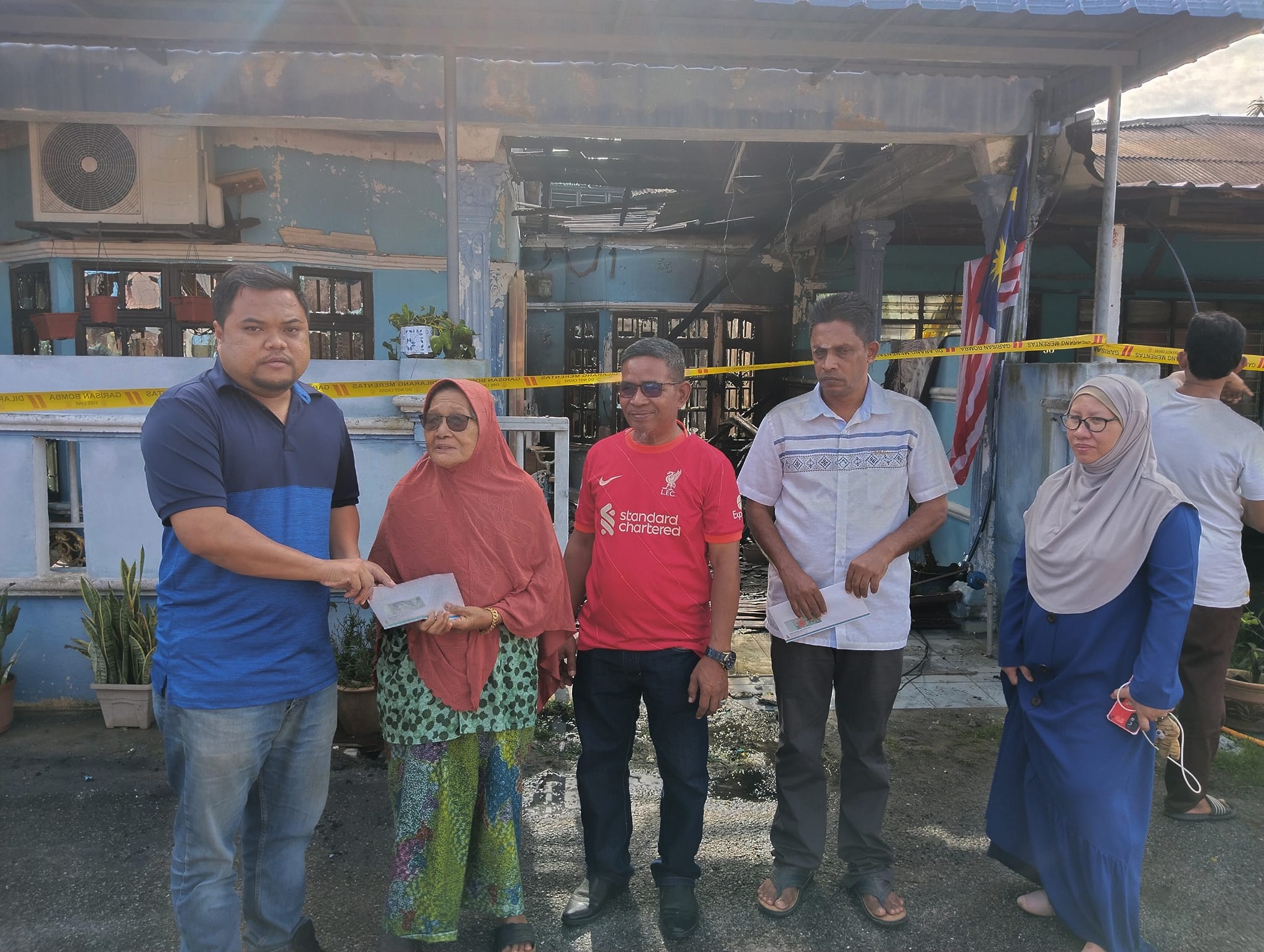 Wang tunai, kotak makanan asas untuk mangsa kebakaran bagi meringankan beban