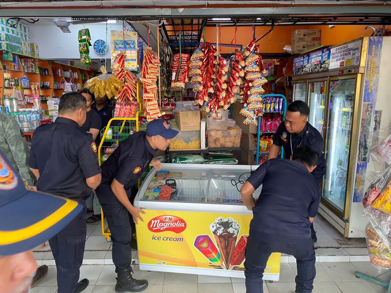 安邦市会警方临检外劳商店  扣查6外劳充公4商店物品