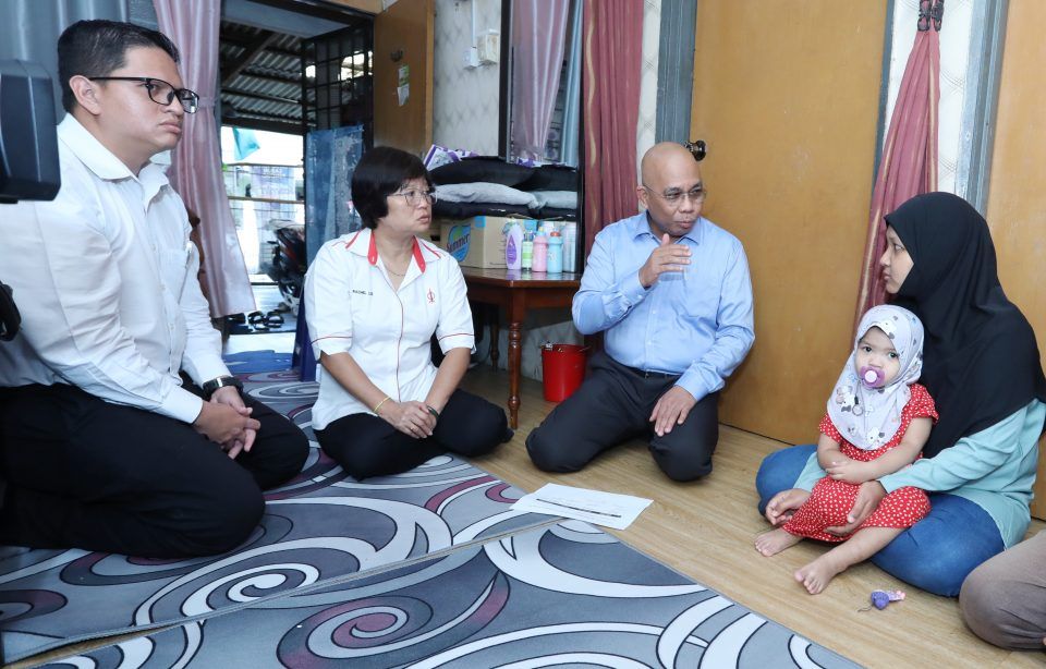 黄思汉助单亲妈妈登记   享雪州援助维持母子生计