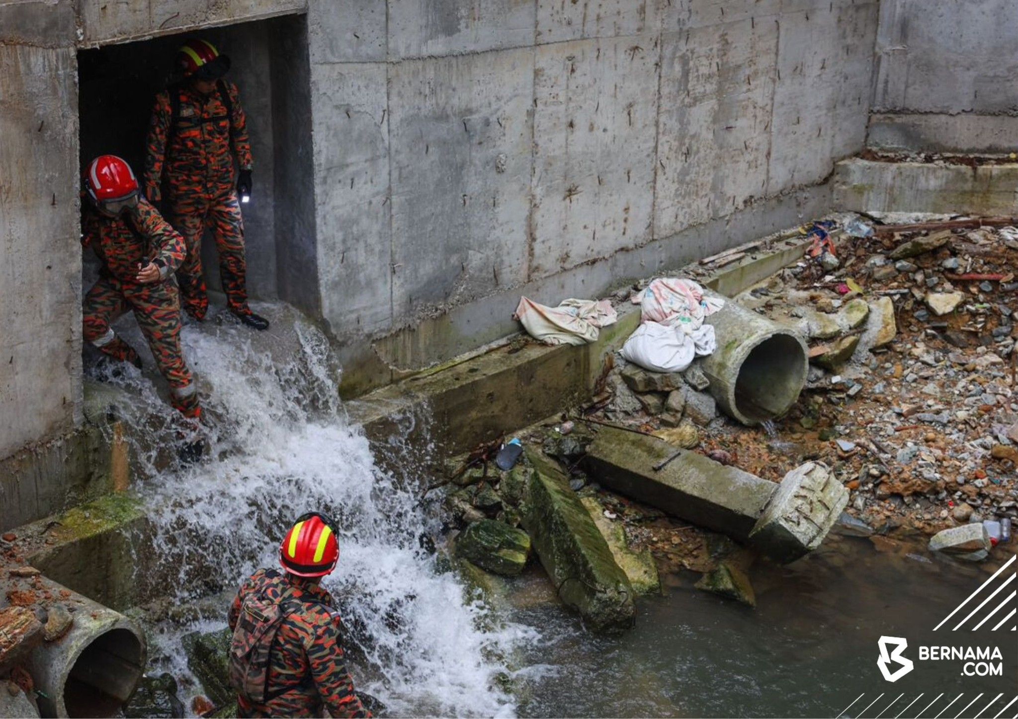Mayat kanak-kanak lelaki jatuh longkang ditemukan bawah timbunan batu