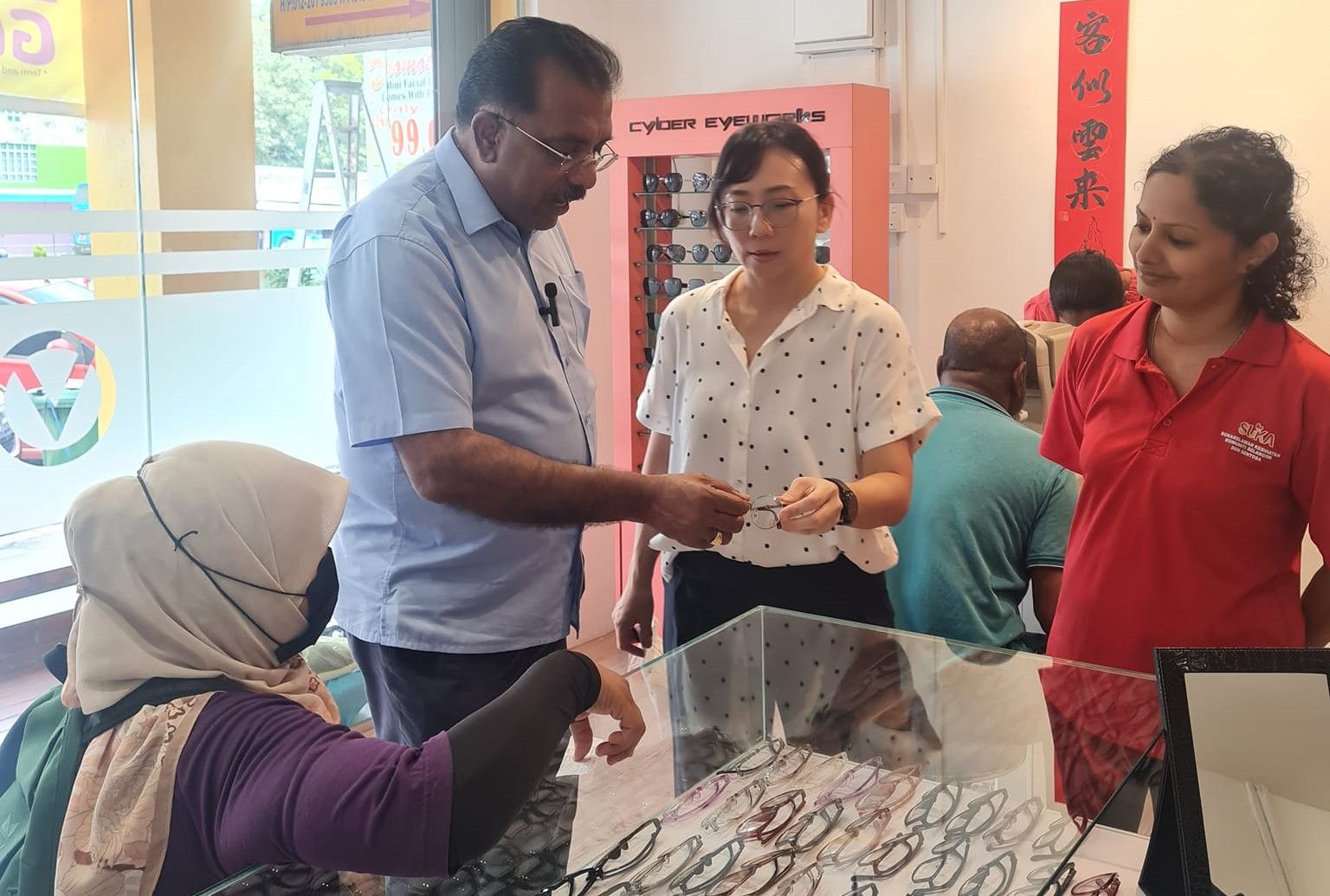 குறைந்த வருமானம் கொண்ட 37 குடியிருப்பாளர்களுக்கு (B40) இலவச மூக்கு கண்ணாடிகள் வழங்கப் பட்டன- செந்தோசா சட்டமன்றம்